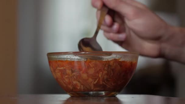 Comendo sopa vermelha — Vídeo de Stock