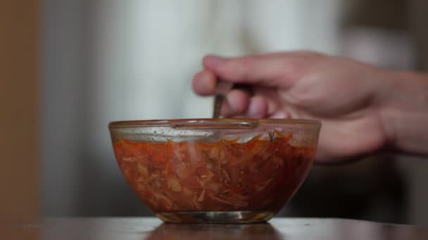 Mão de homem comendo sopa vermelha — Vídeo de Stock