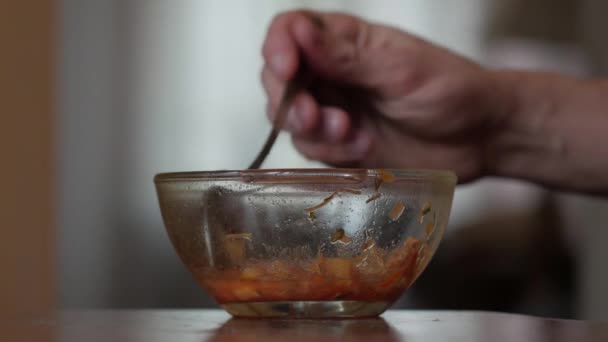 Červená polévka jí — Stock video