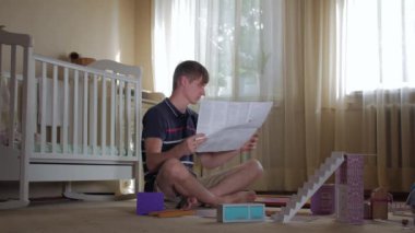 Oyuncak Evi Genç Adam İnşa Ediyor
