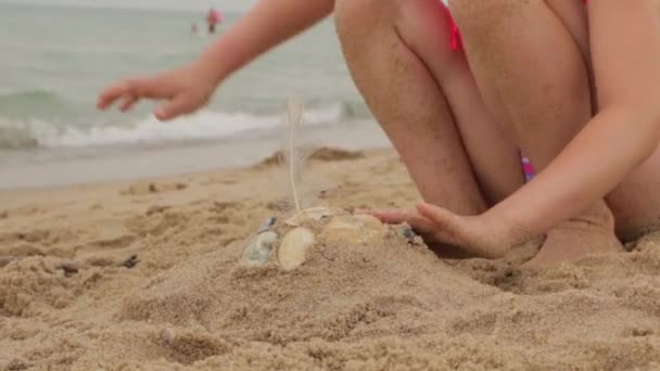 Pequena menina constrói de areia — Vídeo de Stock