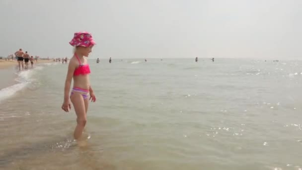 Klein meisje op het strand — Stockvideo