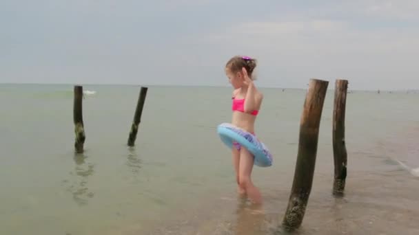 Маленька дівчинка грає в морі — стокове відео