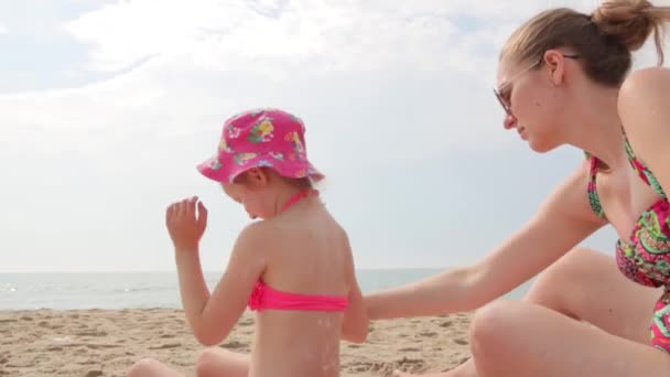 Madre e ragazza crema solare — Video Stock