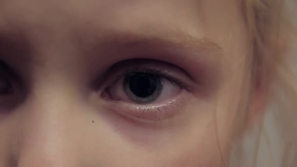 Grandes pupilles noires — Video