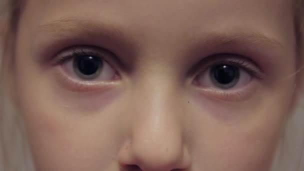 Pupillen mit großen Augen — Stockvideo
