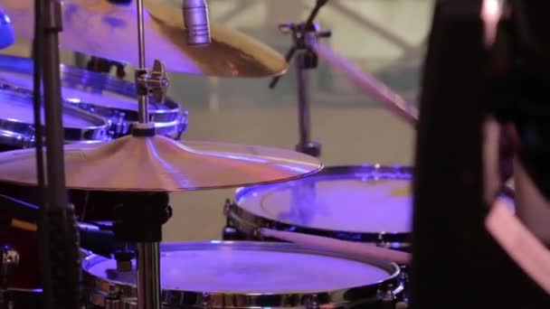 Mann spielt Schlagzeug in Nahaufnahme — Stockvideo