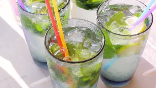 Mojito Cocktails With Ice — Stockvideo