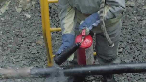 Extintor de incêndio de bombeiro — Vídeo de Stock