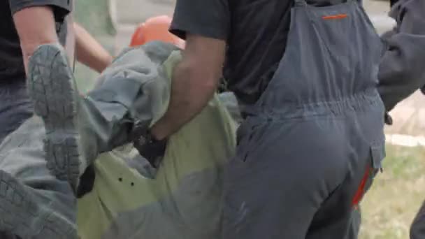 消防员携带一名消防员 — 图库视频影像