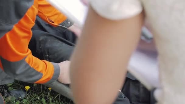 Травму ноги першої допомоги — стокове відео