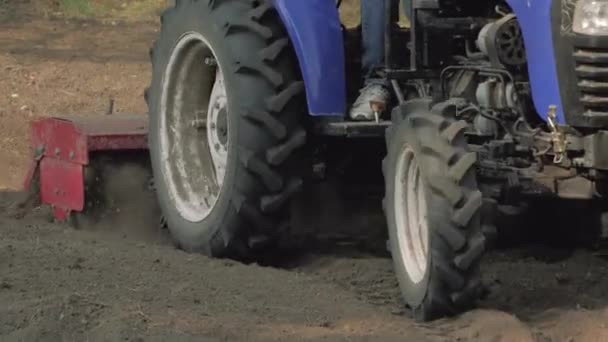 Трактор вспахивает землю — стоковое видео