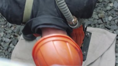 İşçi Gaz Borusunu Tamir Etti