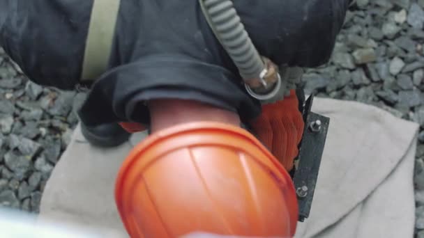 Werknemer reparaties gasleiding — Stockvideo