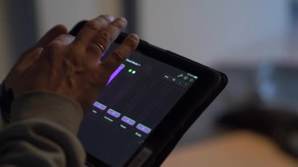 Engineer met een tablet app — Stockvideo