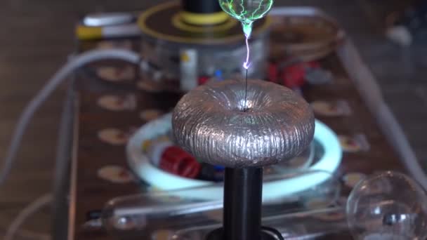 Experimentos eléctricos de ciencia — Vídeo de stock