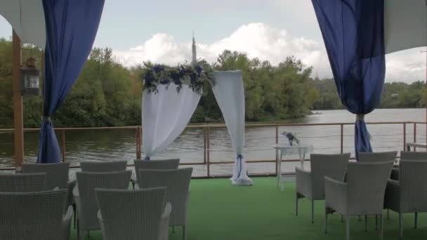 Hochzeitsbogen am Fluss — Stockvideo