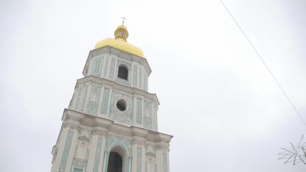 Gelovigen Buiten Orthodoxe Kerk — Stockvideo