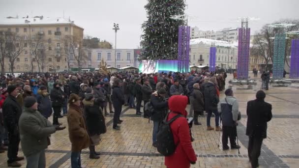Vánoční modlitba na náměstí — Stock video