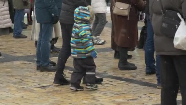 Ojciec i syn chodzą po placu — Wideo stockowe