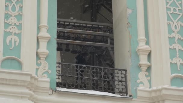 Homme et cloches de l'église — Video