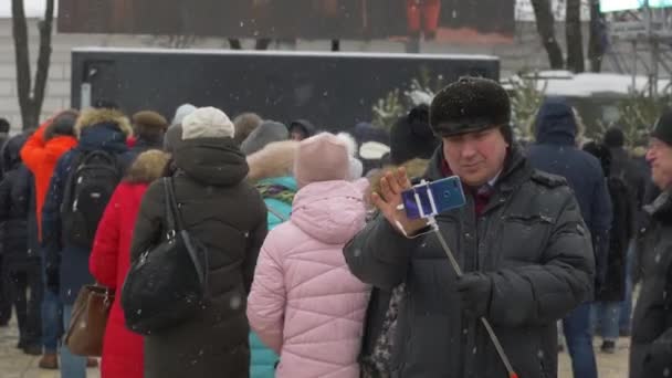 Man Selfie Snow Square — Stock video