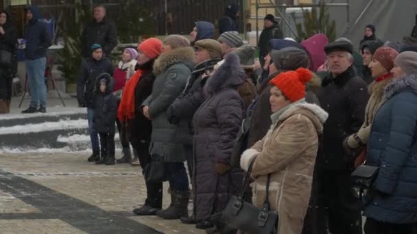 Люди на площі снігу — стокове відео