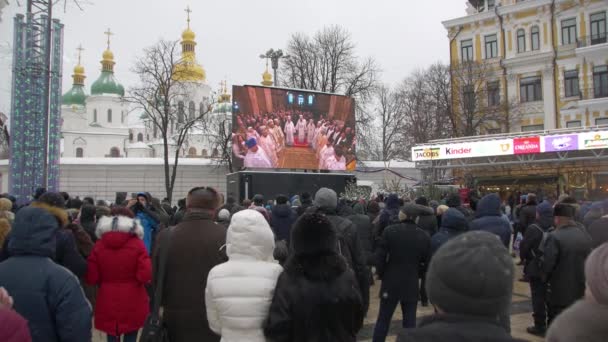 Mensen op het plein kijken naar de uitzending — Stockvideo