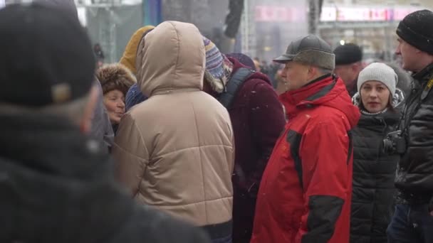 Люди на вулиці в жахливій погоді — стокове відео