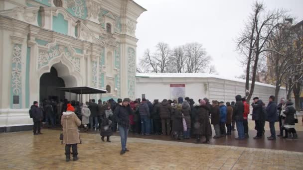Ludzie na zewnątrz Cerkiew prawosławna — Wideo stockowe
