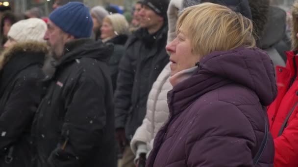 La gente se para en la nieve — Vídeos de Stock