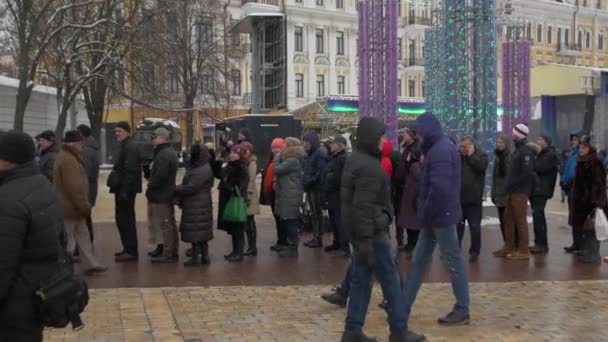 Kolejka ludzi na zewnątrz — Wideo stockowe