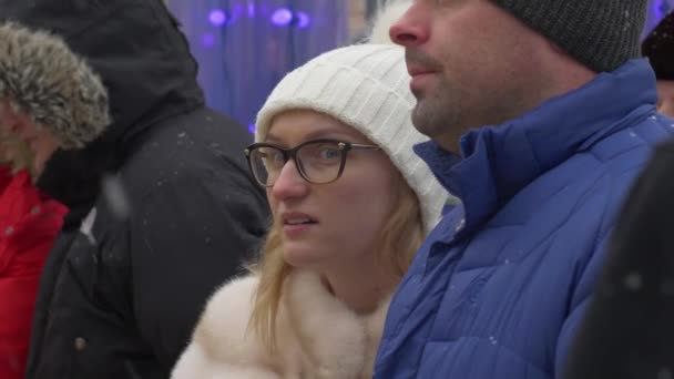 Mujer y hombre al aire libre nieve — Vídeos de Stock