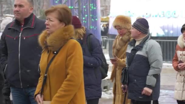 Vrouw wandelen snelle winter — Stockvideo