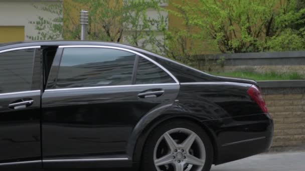 Черный автомобиль — стоковое видео