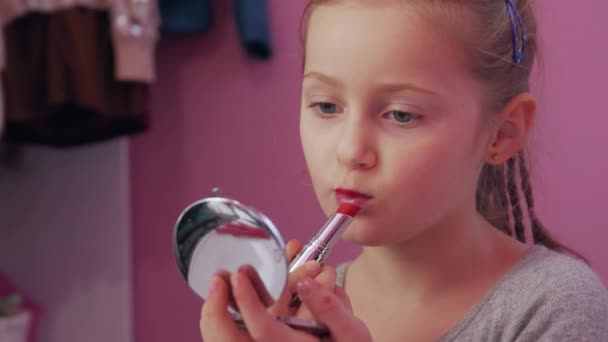 Pequeña niña pintar labios — Vídeo de stock