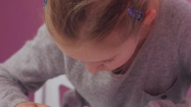 Küçük Polonyalı Kız Manikürü