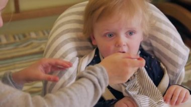 Küçük Kız Küçük Bebeği Besliyor