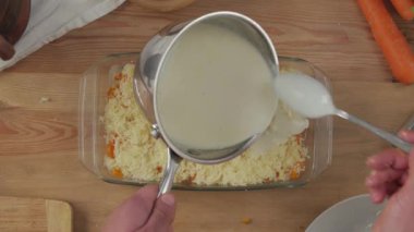Cooking Pour Sauce