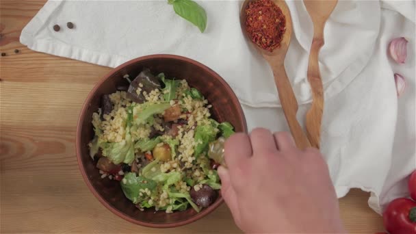 Cocinar preparando una ensalada — Vídeos de Stock