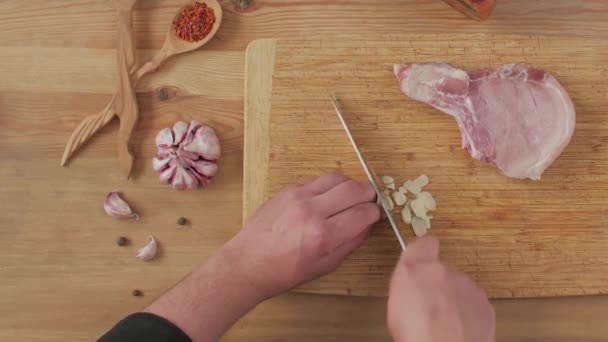 Cook κόβει σκόρδο — Αρχείο Βίντεο