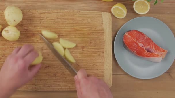 Cook recorta los patatas — Vídeos de Stock