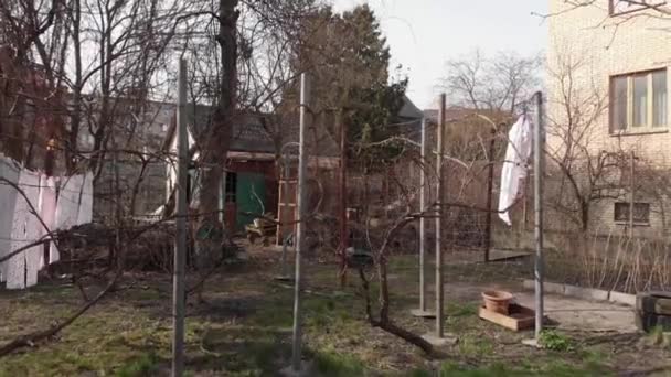 Pauvre cour de la maison 