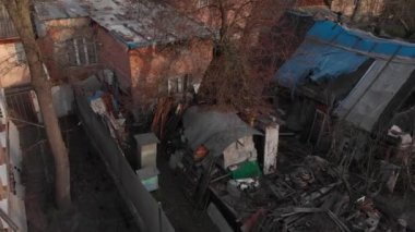 Old House Yard Çöplüğü