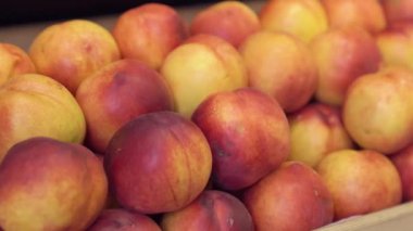 Kadın El Şeftali Aldı