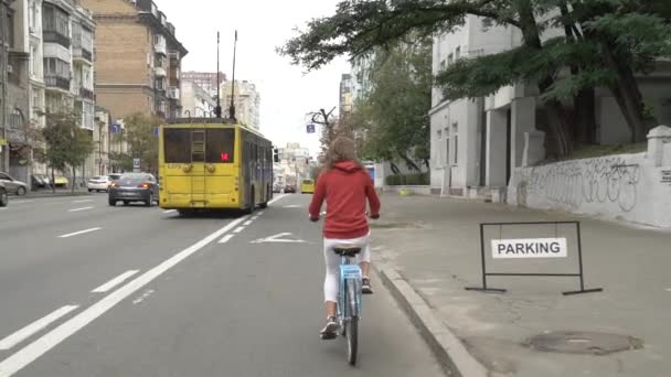 自転車の上の認識できない女の子 — ストック動画