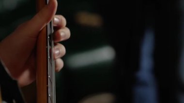 Gitarist Akort Çalıyor