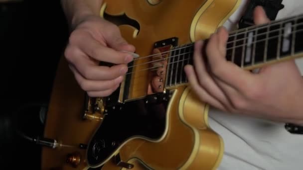 Guitarra eléctrica de mano hombre — Vídeo de stock