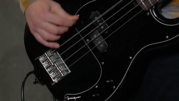 Man Hand Bass Guitar — Stock video