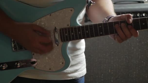 El hombre toca en la guitarra eléctrica — Vídeo de stock